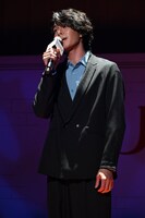 劇中歌「Snowish」を歌唱する柿澤勇人