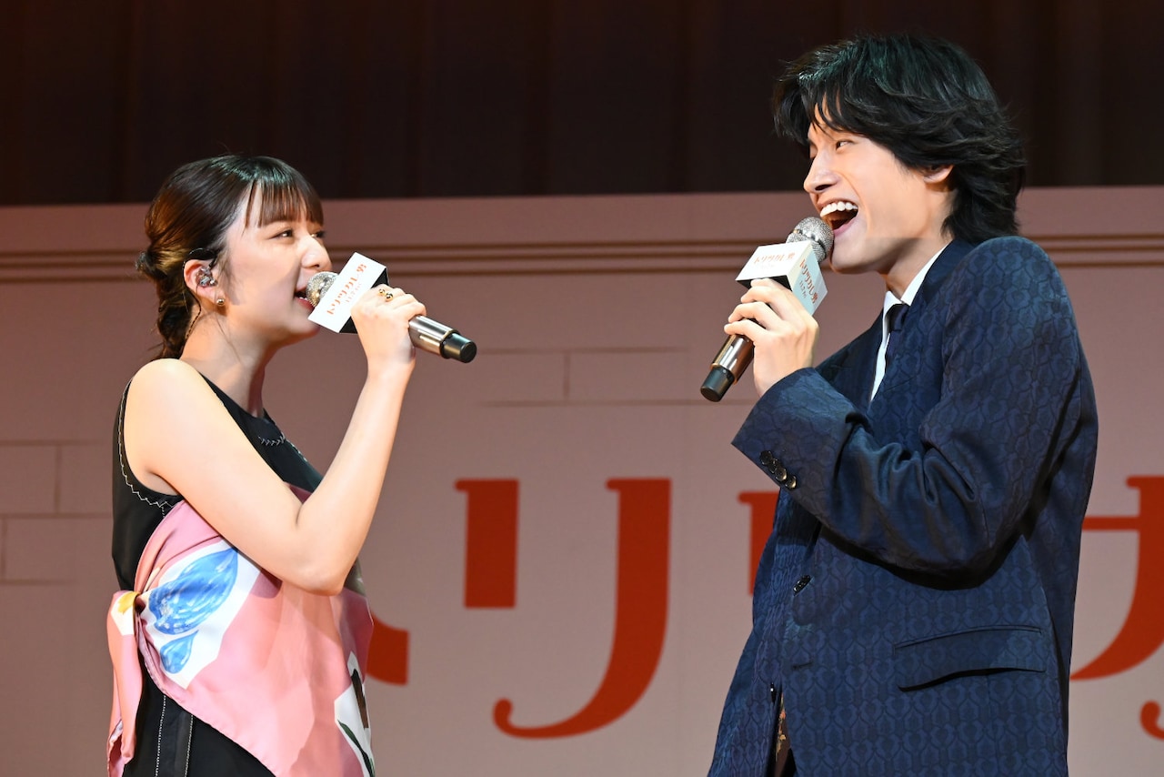 劇中歌「ファンファーレ～恋に浮かれて～」を歌唱する上白石萌歌（左）と佐野晶哉（右）