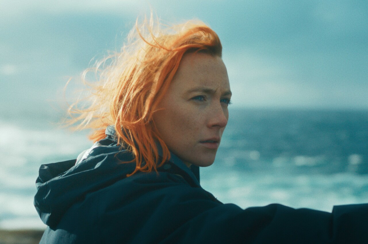 シアーシャ・ローナンが島で再出発、雄大な景観捉えた「おくびょう鳥が歌うほうへ」予告