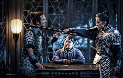 チャン・イーモウ（張芸謀）監督作「満江紅／マンジャンホン」場面写真。シェン・トン（沈騰）演じる下級兵士・張大（左）、イー・ヤンチェンシー（易烊千璽）演じる若き武将・孫均（右）