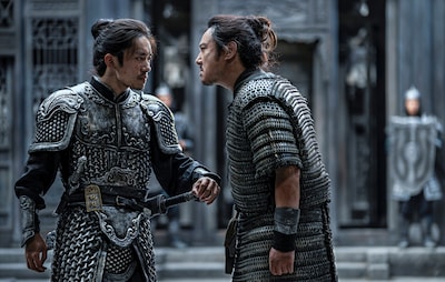 「満江紅／マンジャンホン」場面写真。左からイー・ヤンチェンシー（易烊千璽）演じる若き武将・孫均、シェン・トン（沈騰）演じる下級兵士・張大