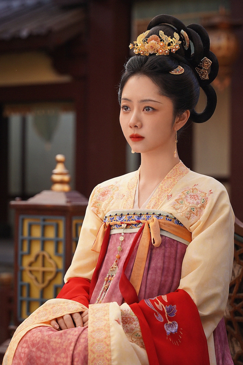 中国ドラマ「蜀紅錦～紡がれる夢～」のヒロイン季英英（ジー・インイン）。彼女は8年前、父親が目の前で殺された過去を持つ。演じたのは「恋心は玉の如き」などで知られるタン・ソンユン（譚松韻）