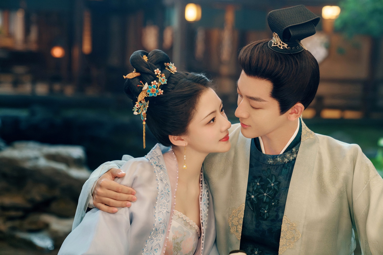 左からレン・ミン（任敏）演じる羅宜寧、ジャン・ワンイー（張晩意）演じる羅慎遠