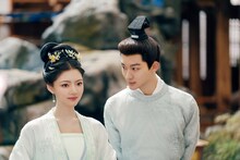 左からレン・ミン（任敏）演じる羅宜寧、ジャン・ワンイー（張晩意）演じる羅慎遠