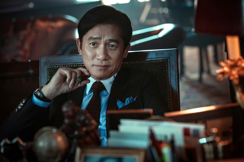 トニー・レオン演じる金融詐欺の国際指名手配犯ダイ・イーチェン