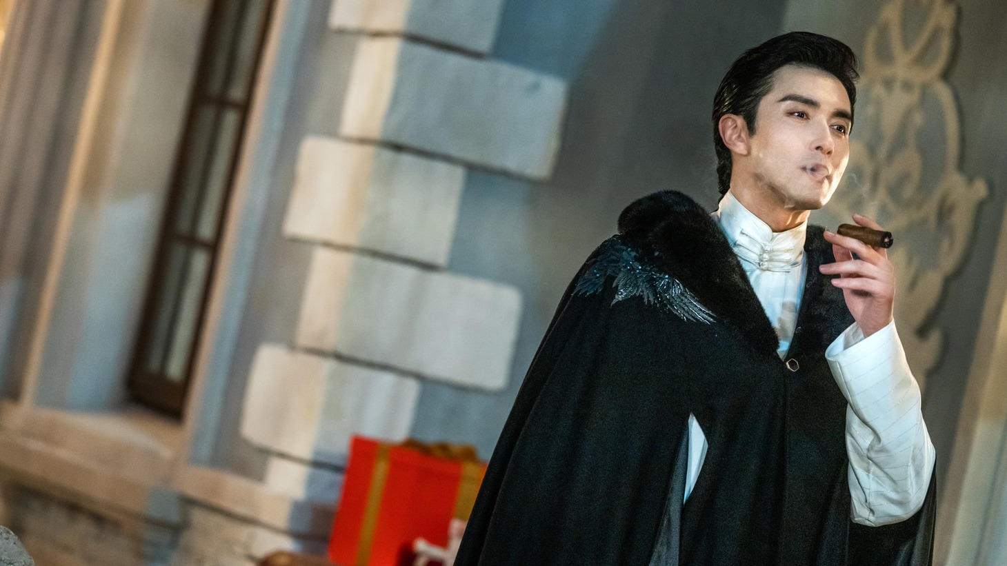 不老不死の吸血鬼シェン・ジーホン（沈之衡）。演じたのは中国ドラマ「永遠の桃花～三生三世～」の神仙・東華帝君役などで知られるガオ・ウェイグァン（高偉光）