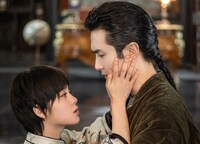 左からオーヤン・ナナ（欧陽娜娜）演じる盲目の令嬢ミー・ラン（米嵐）、ガオ・ウェイグァン（高偉光）演じる吸血鬼シェン・ジーホン（沈之衡）