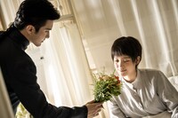 左からガオ・ウェイグァン（高偉光）演じる吸血鬼シェン・ジーホン（沈之衡）、オーヤン・ナナ（欧陽娜娜）演じる盲目の令嬢ミー・ラン（米嵐）