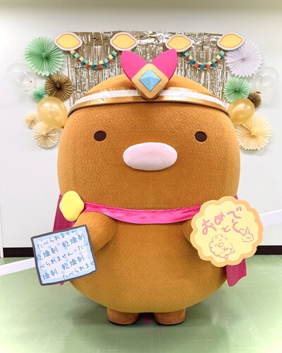 とんかつの日を祝い、インスタライブを行ったとんかつ。“あぶらっぽいので残されてしまった”とんかつのはじっこだが、この日は冒険衣装を着てすみっコファンとの交流を楽しんだ