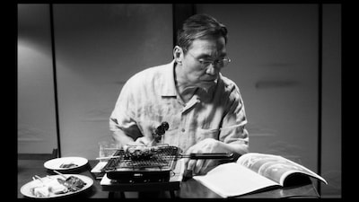 「敵」の長塚京三 ©1998 筒井康隆／新潮社 ©2023 TEKINOMIKATA