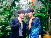 「（LOVE SONG）」オフショット。“動脈ピース”を決める森崎ウィン（左）、藤原大祐（右）