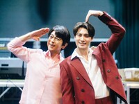 「（LOVE SONG）」オフショット。左から及川光博、ミーン・ピーラウィット・アッタチットサターポーン