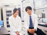 「（LOVE SONG）」オフショット。左から齊藤京子、森崎ウィン