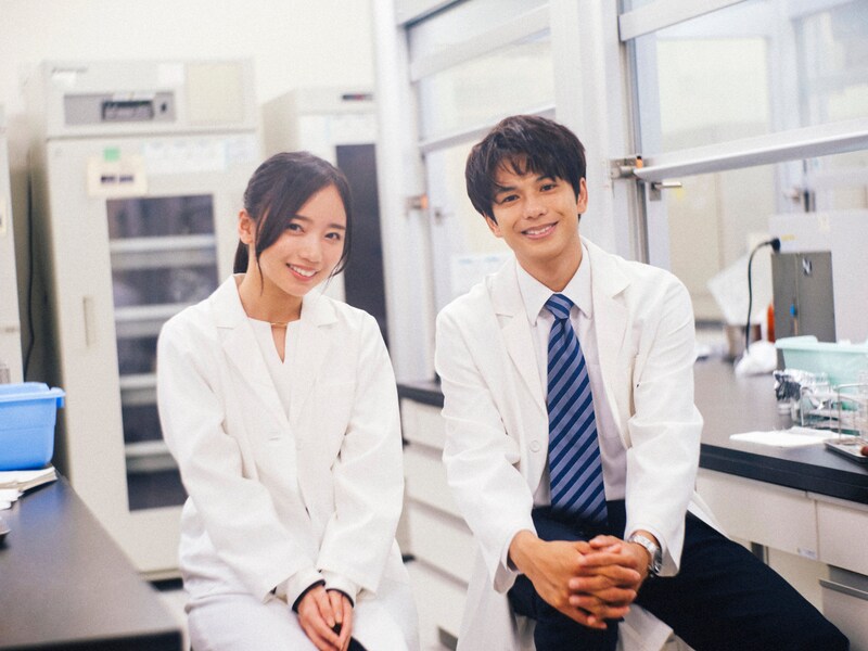 「（LOVE SONG）」オフショット。左から齊藤京子、森崎ウィン