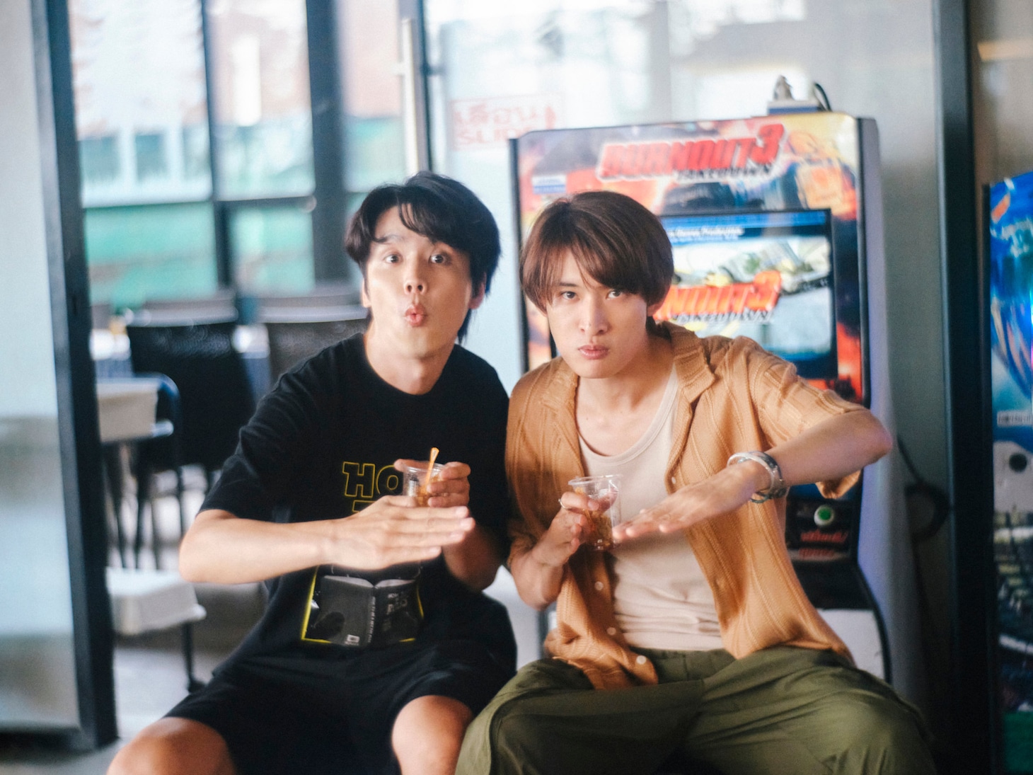 「（LOVE SONG）」オフショット。おどけた表情でグラスを掲げる向井康二（右）、逢見亮太（左）
