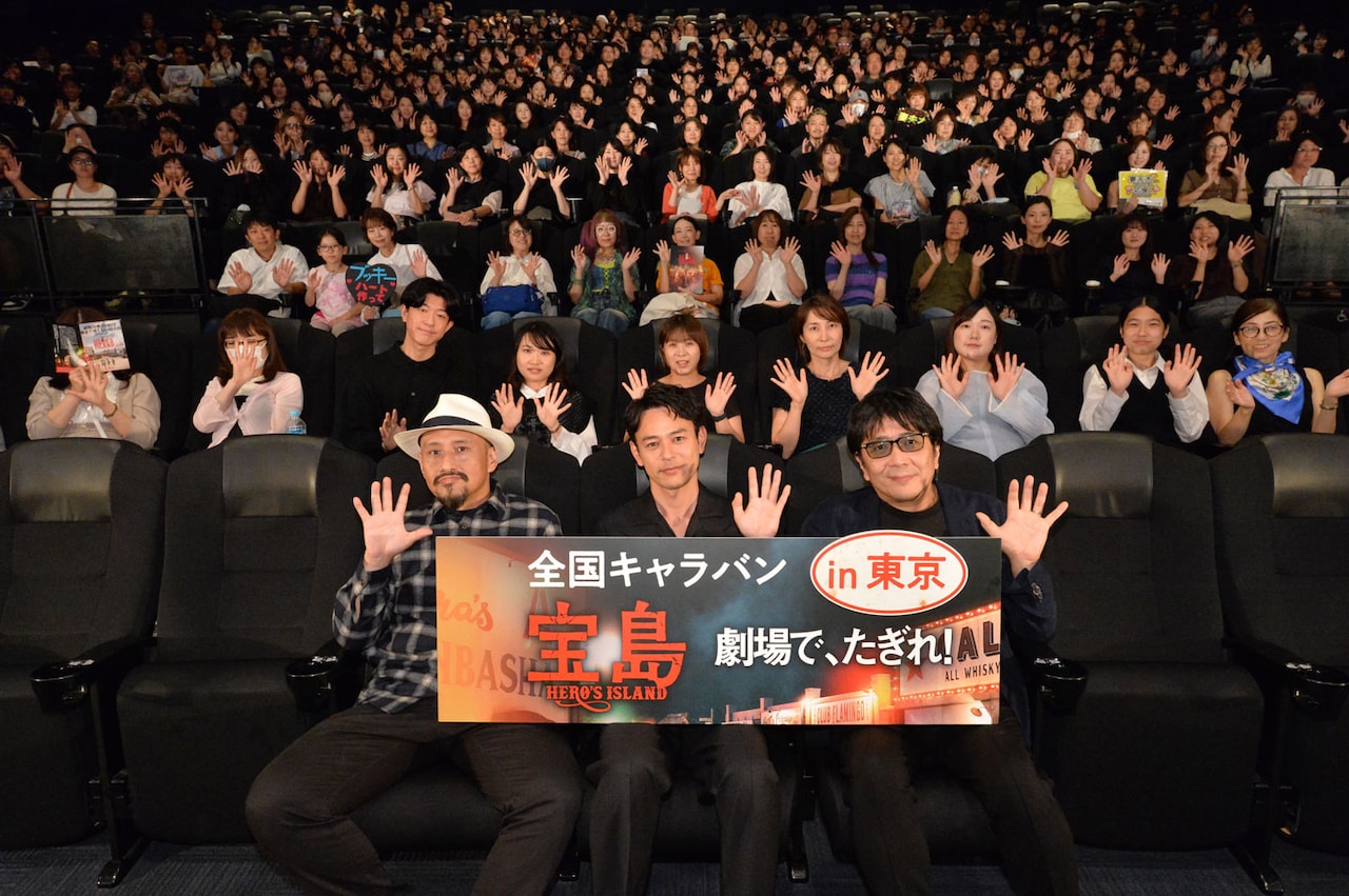 「宝島」東京キャラバンにて、前列左から真藤順丈（原作者）、妻夫木聡（主演）、大友啓史（監督）
