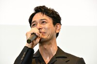 涙ぐむ妻夫木聡