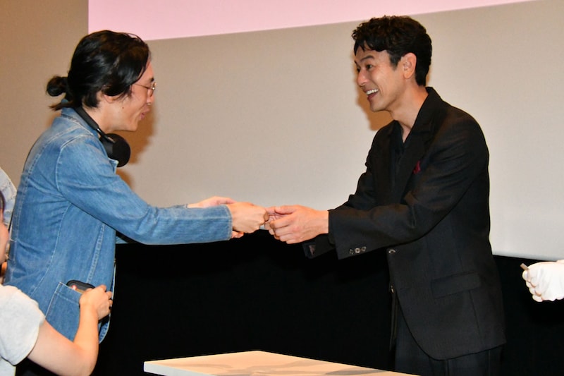 「宝島」東京キャラバンにて、来場者に“名刺”を手渡しする妻夫木聡（右）