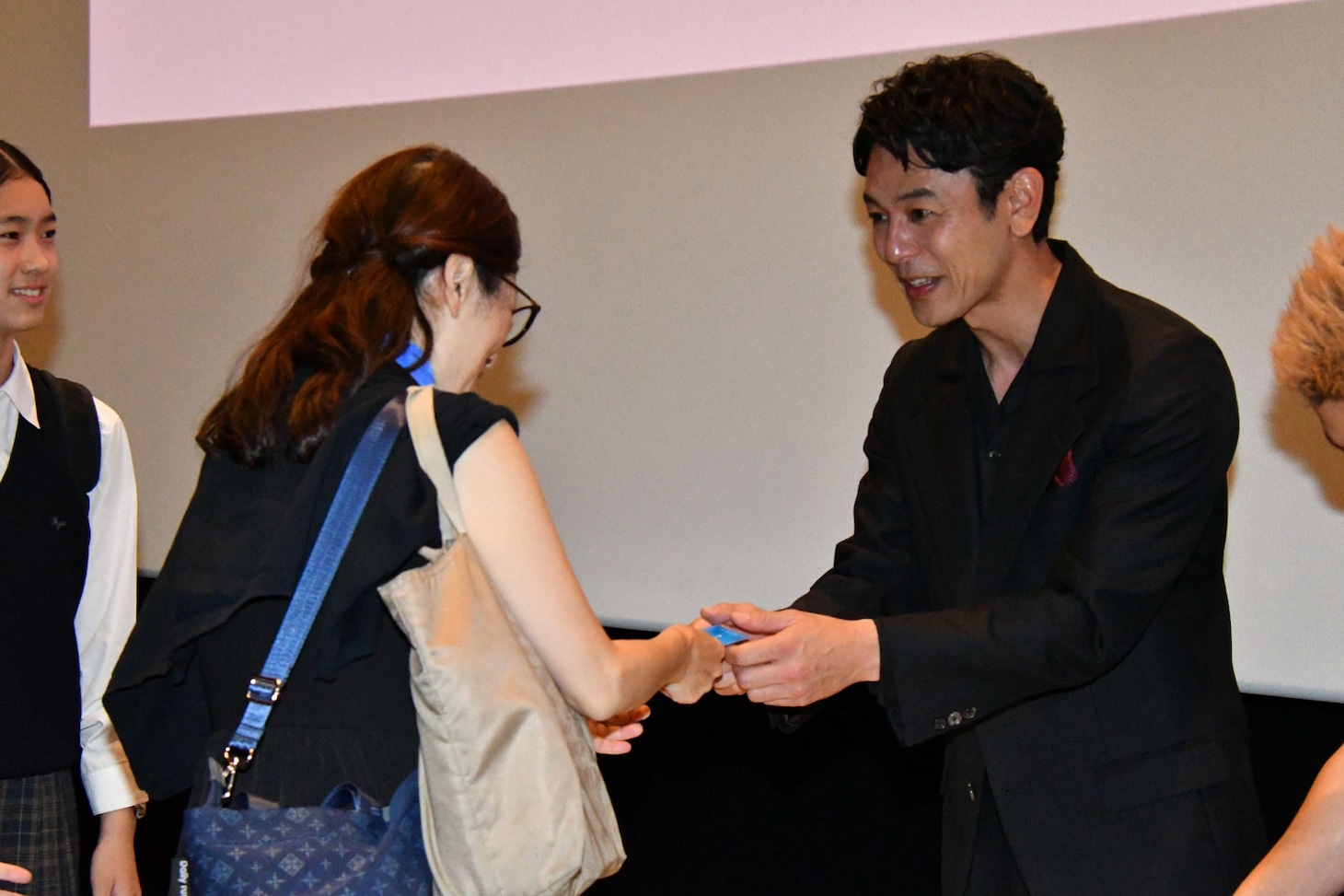 「宝島」東京キャラバンにて、来場者に“名刺”を手渡しする妻夫木聡（右）