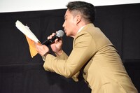 台本を手に甘利田のセリフを発する市原隼人