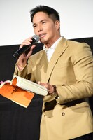 台本を手に甘利田のセリフを発する市原隼人