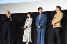 市原隼人（右端）を褒めたたえる小堺一機（左端）