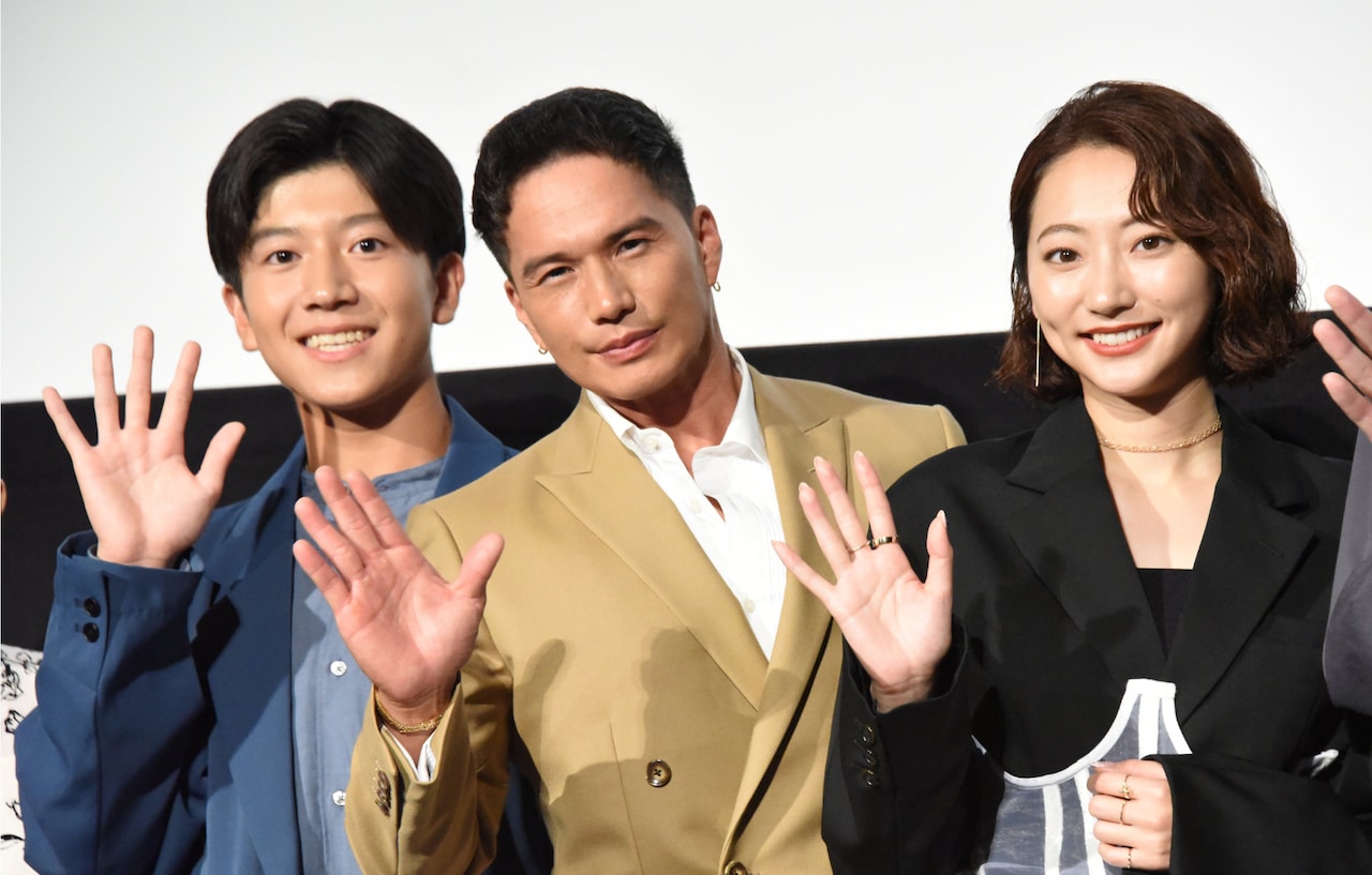 「おいしい給食 炎の修学旅行」完成披露舞台挨拶の様子。左から田澤泰粋、市原隼人、武田玲奈