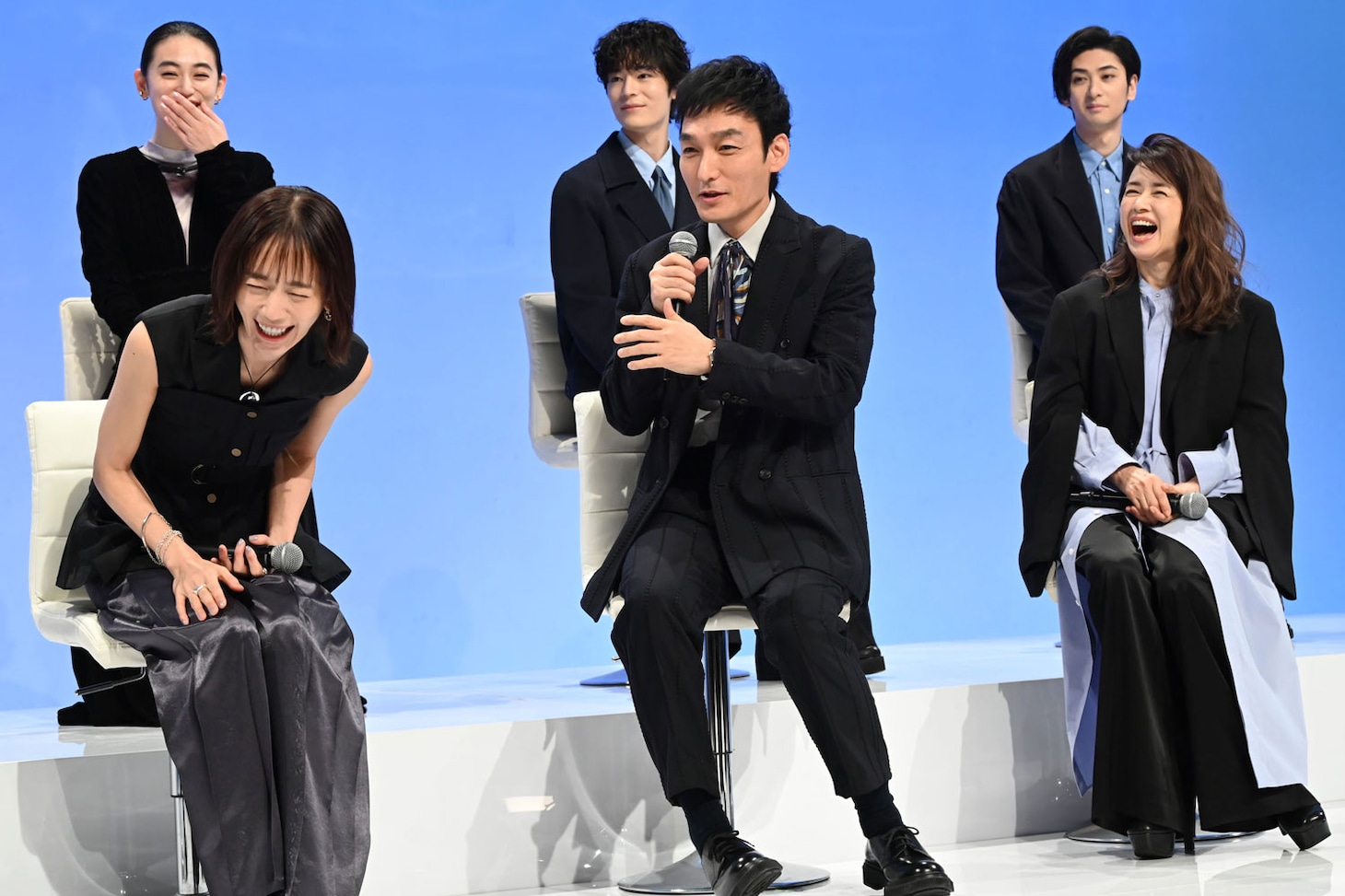 草彅剛、撮影現場でダンスバトル？「終幕のロンド」共演者との和気あいあいエピソード続々
