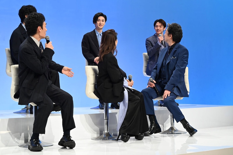 草彅剛（前列左）と撮影現場でダンスバトルをしたエピソードを披露する小澤竜心（右奥）