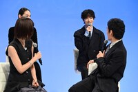 塩野瑛久（右奥）の服装を褒める草彅剛（右手前）