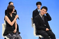 中村ゆり（左）から「紳士」と褒められ照れる草彅剛（右）