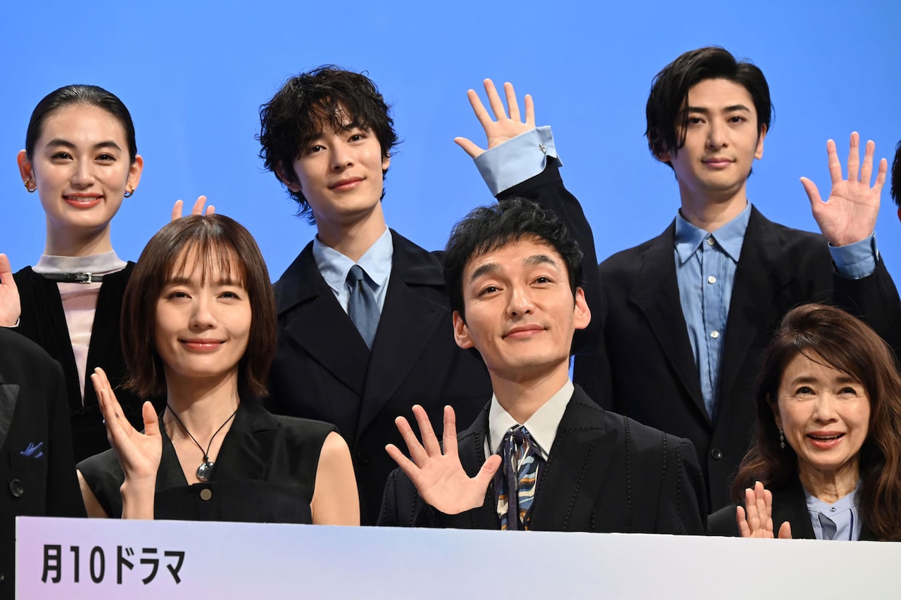 ドラマ「終幕のロンド ―もう二度と、会えないあなたに―」制作発表会にて、前列左から中村ゆり、草彅剛、風吹ジュン。後列左から八木莉可子、塩野瑛久、古川雄大