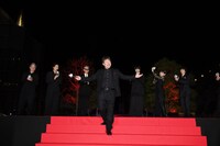 佐藤二朗（中央）