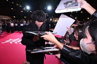 レッドカーペットイベントにて、ファンと交流する山田裕貴