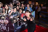 レッドカーペットイベントにて、ファンと交流する伊藤沙莉