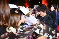 レッドカーペットイベントにて、ファンと交流する染谷将太