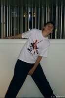 劇場版「チェンソーマン レゼ篇」ナタリーストアによるオリジナルTシャツ第3弾・榎本俊二（ホワイト）の着用イメージ