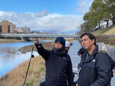 京都・鴨川での撮影時の様子。左から撮影監督のサヨムプー・ムックディプローム、監督のミゲル・ゴメス