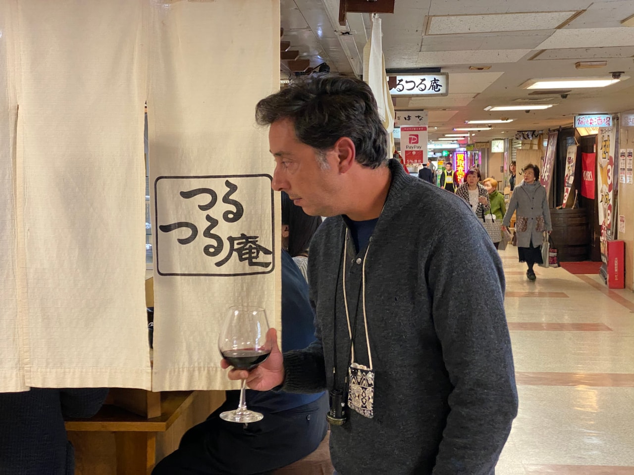 「グランドツアー」オフショット。大阪・北新地のうどん屋、つるつる庵の前に佇む監督のミゲル・ゴメス