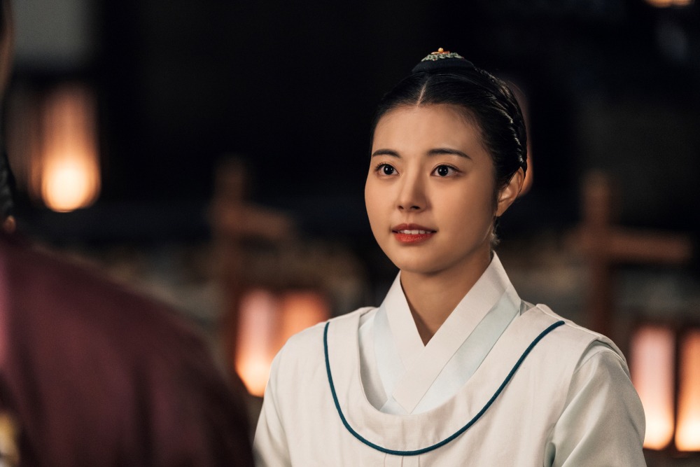 韓国ドラマ「世子＜セジャ＞が消えた～禁じられた愛～」場面写真。ホン・イェジ演じるチェ・ミョンユン。日本語吹替版では七瀬彩夏がチェ・ミョンユンに声を当てた