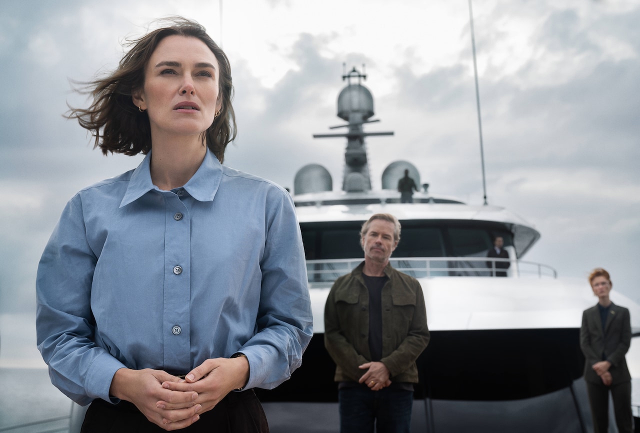 10月10日にNetflixで配信がスタートする、キーラ・ナイトレイ主演のサスペンス映画「第10客室の女」場面写真