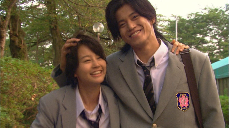 ドラマ「花ざかりの君たちへ～イケメン♂パラダイス～」堀北真希演じる帰国子女の芦屋瑞稀（左）と、小栗旬演じる将来を有望視されていた走り高跳びの選手・佐野泉（右）