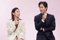 火ドラ★イレブン「娘の命を奪ったヤツを殺すのは罪ですか？」制作発表会見より、左から水野美紀、竹財輝之助