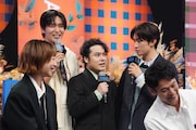 「どうしたらSnow Manに入れますか?」と聞く前原瑞樹(奥中央)。優しく答える目黒蓮(奥左)と向井康二(奥右)