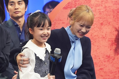 川栄李奈（右）に肩をぎゅっと抱かれる池村碧彩（左）