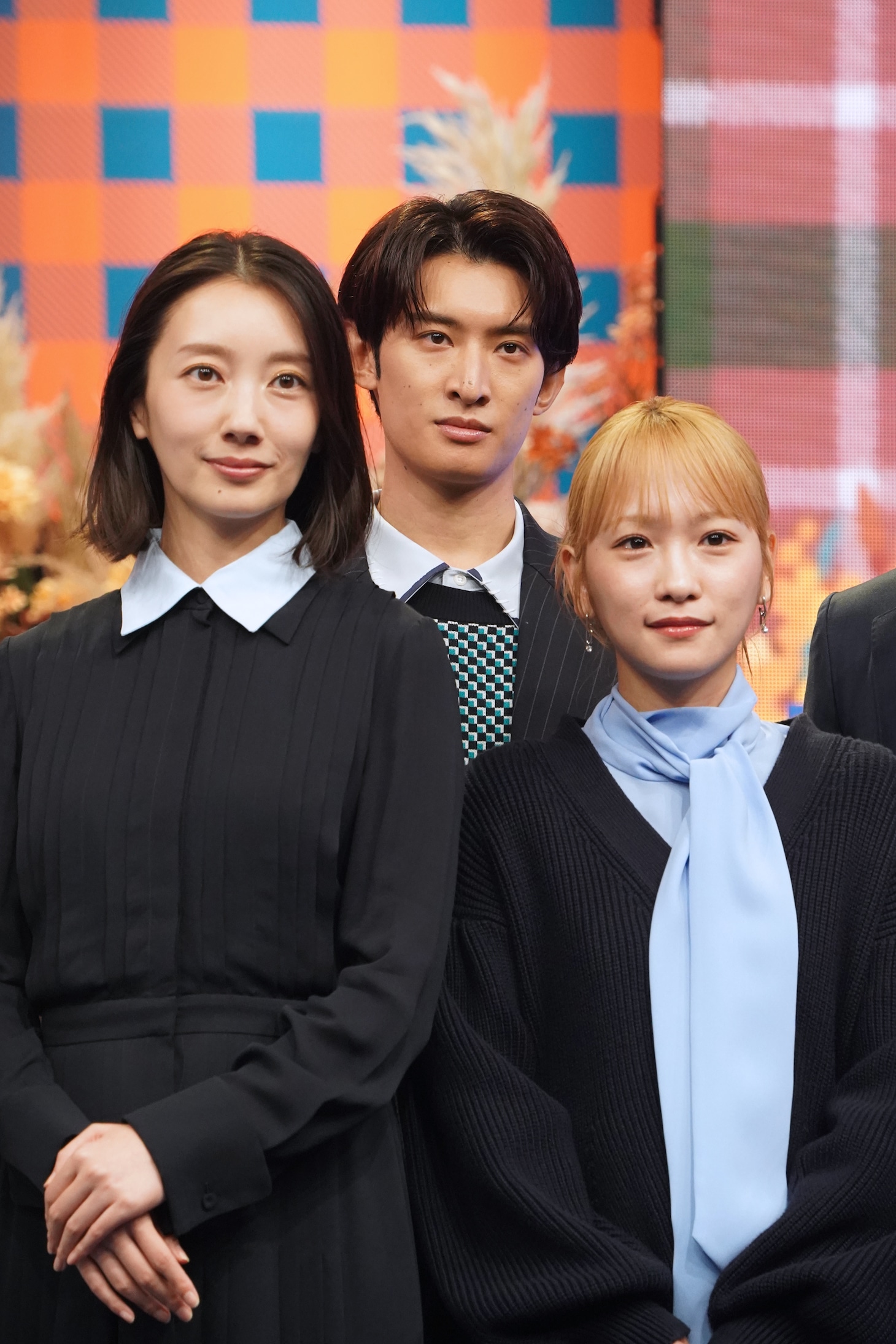 左から波瑠、向井康二、川栄李奈
