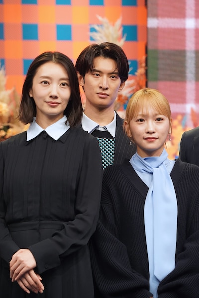 左から波瑠、向井康二、川栄李奈