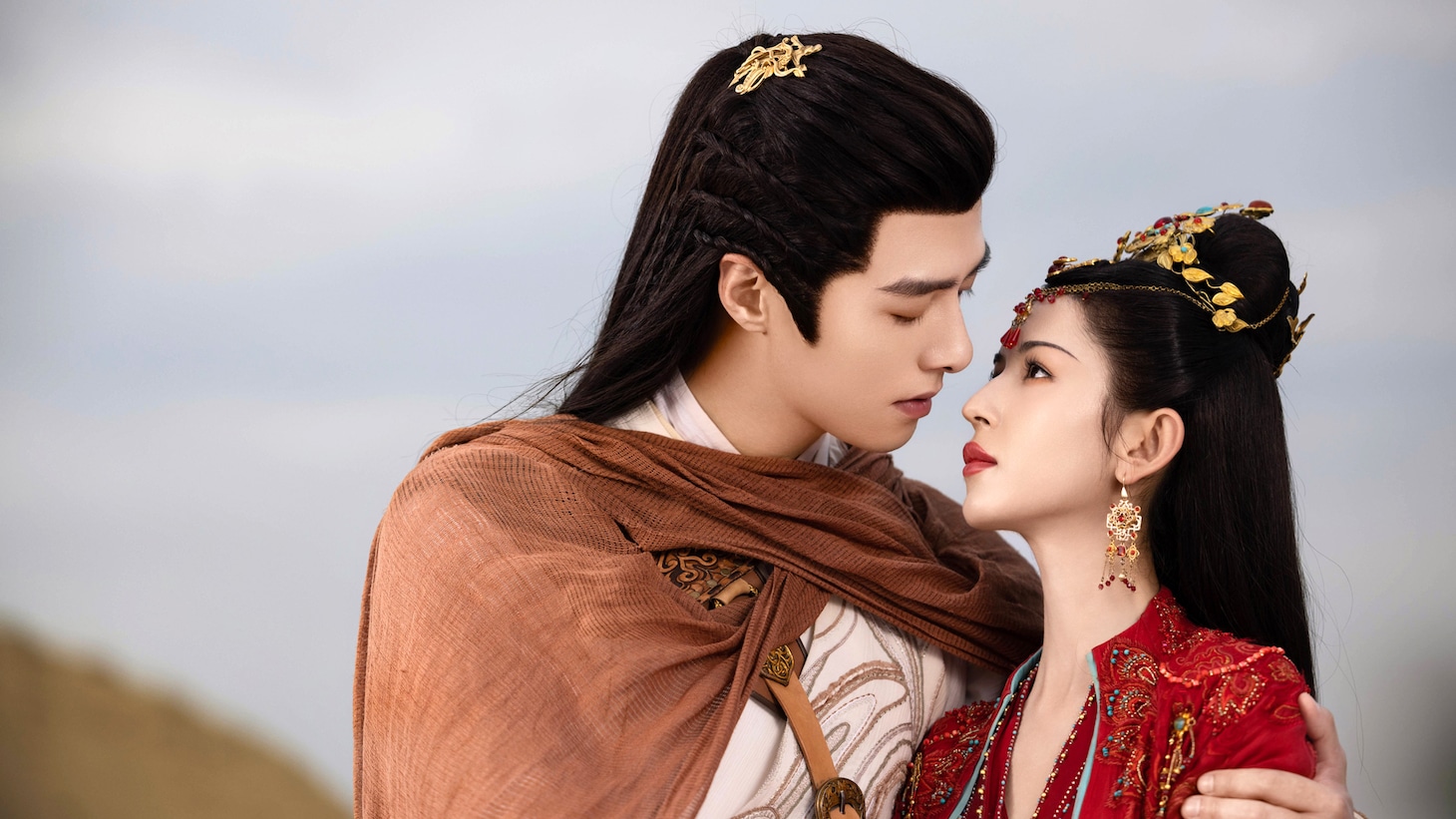 中国ドラマ「漠風吟（ばくふうぎん） 偽りの公主、熱砂の愛」より、ファン・イールン（方逸倫）演じる霍擎雲（左）、ハーニー・コーズー（哈妮克孜）演じる皇北霜（右）