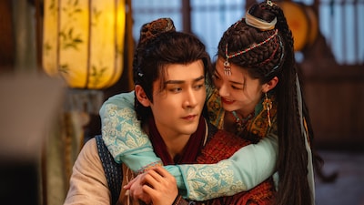 中国ドラマ「漠風吟（ばくふうぎん） 偽りの公主、熱砂の愛」より、ガオ・ヤン（高陽）演じる若門（左）、グワン・チャン（関暢）演じる格心薇（右）