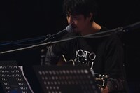 「cinema bird in 石川県奥能登」でウェルカムソングを披露する斎藤工